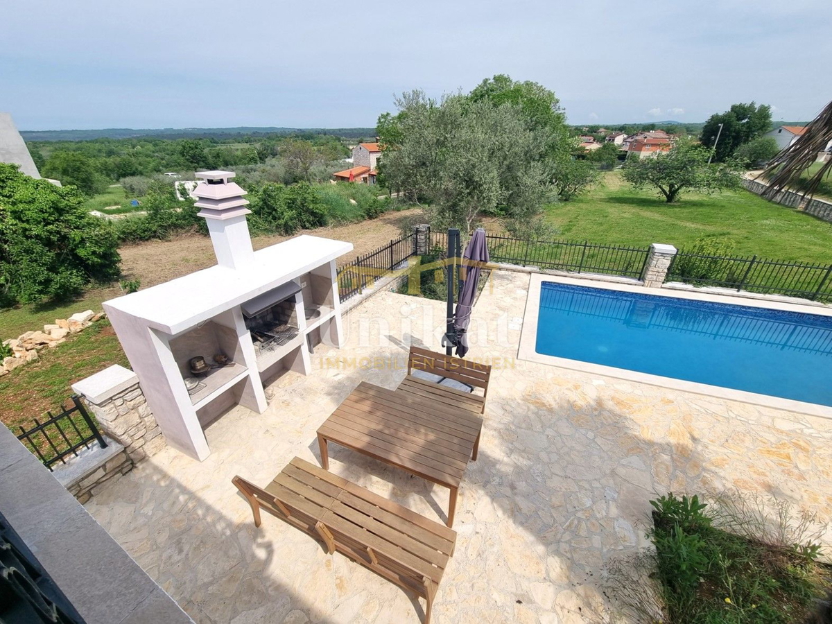 Renovirana kamnita hiša s bazenom 3 km od morja